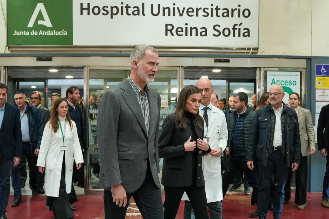 Los Reyes, Felipe VI y Letizia, se han desplazado al Hospital Universitario Reina Sof&iacute;a de C&oacute;rdoba, para visitar a los heridos y sus familiares. Se trata del centro hospitalario que acoge al mayor n&uacute;mero de heridos en el siniestro ferroviario de Adamuz.