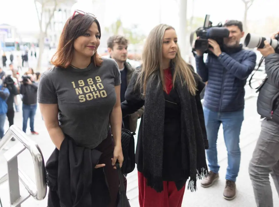 Archivo - La actriz Elisa Moulia&aacute; (i) llega a los Juzgados de Plaza de Castilla para entregar su tel&eacute;fono m&oacute;vil a fin de que la Polic&iacute;a Nacional pueda analizar las conversaciones que mantuvieron, a 11 de abril de 2025, en Madrid (Espa&ntilde;a). 