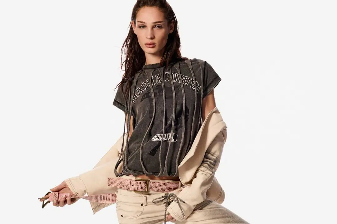 Archivo - Prendas de la colecci&oacute;n de Desigual junto a Masha Popova.