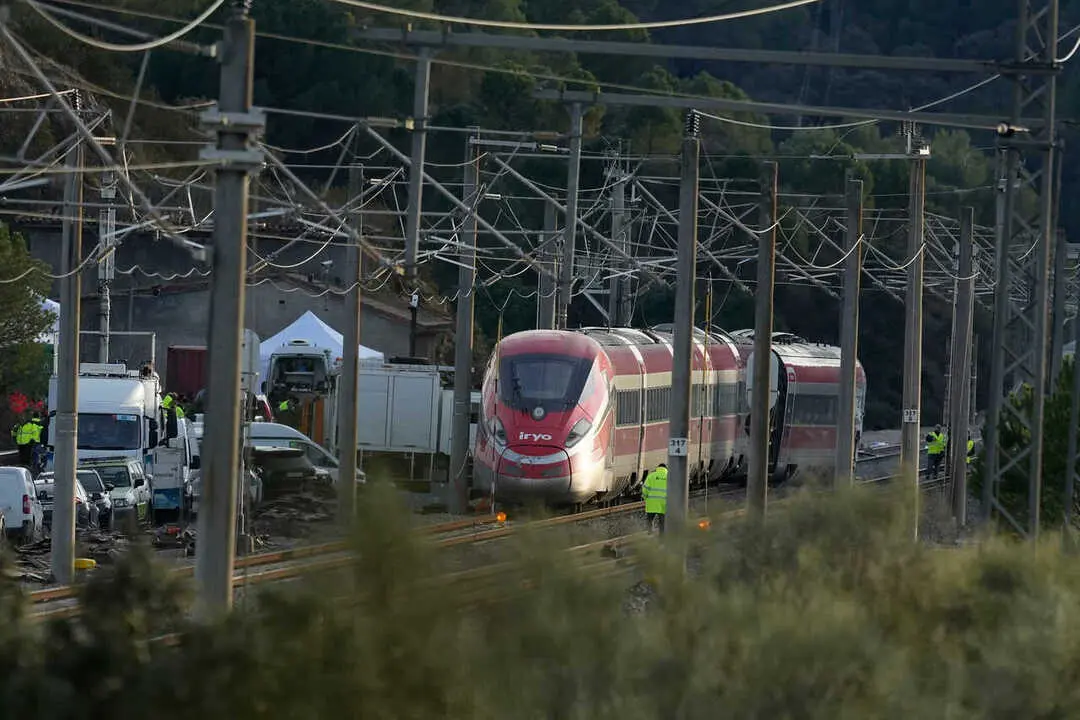  Imagen de la zona del accidente ferroviario con los convoyes de trenes siniestrados donde han comenzado los trabajos de recuperaci&oacute;n de los mismos. A 19 de enero de 2026, en Adamuz, C&oacute;rdoba (Andaluc&iacute;a, Espa&ntilde;a). 