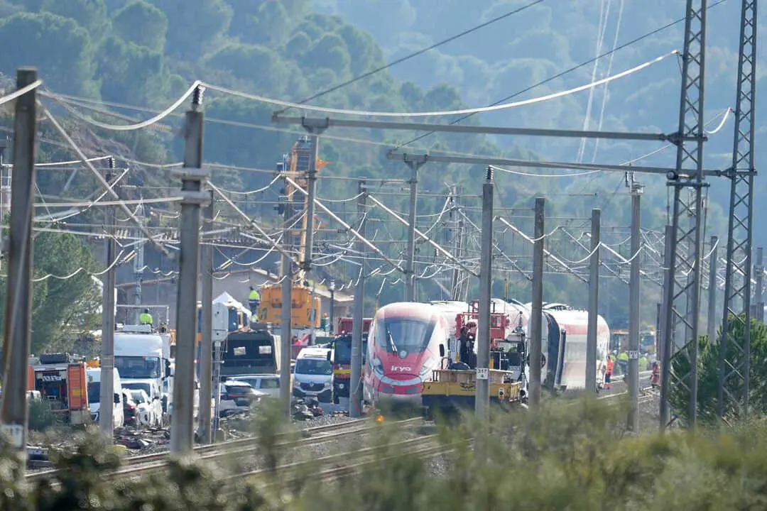  Imagen de la zona del siniestro ferroviario donde dos nuevas gr&uacute;as de gran tonelaje se incorporan a las tareas para el levantamiento de los vagones. A 20 de enero de 2026, en Adamuz, C&oacute;rdoba, Andaluc&iacute;a (Espa&ntilde;a). El descarrilamiento de un tren de alta velo 