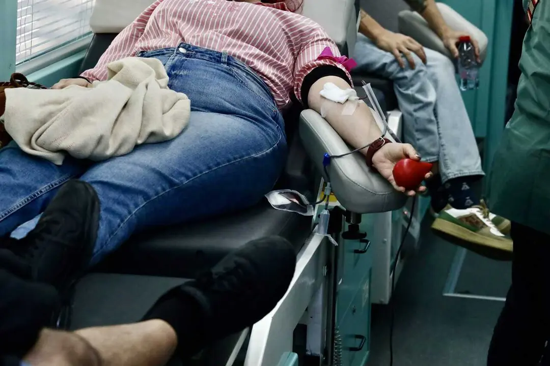 Malague&ntilde;os donando sangre en previsi&oacute;n de las necesidades surgidas tras el grave accidente ferroviario de Adamuz, en la provincia de C&oacute;rdoba. A 19 de enero de 2026, en M&aacute;laga (Andaluc&iacute;a, C&oacute;rdoba).  
