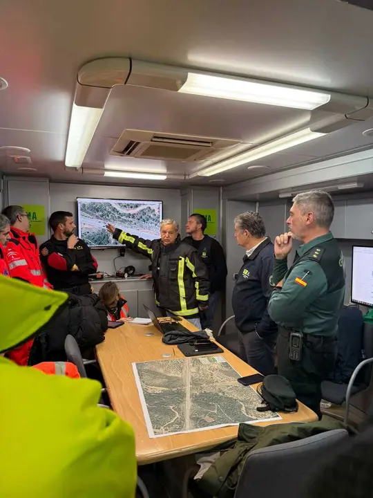 El presidente de la Diputaci&oacute;n de C&oacute;rdoba, Salvador Fuentes (centro), en la reuni&oacute;n de coordinaci&oacute;n celebrada en el Puesto de Mando Avanzado desplegado por la Junta de Andaluc&iacute;a.