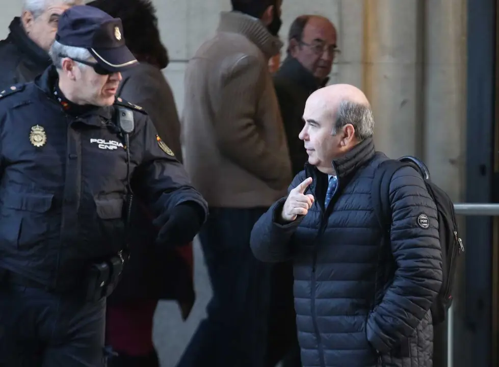 Archivo - El exconsejero Gaspar Zarr&iacute;as llega a la novena sesi&oacute;n del juicio del caso ERE.