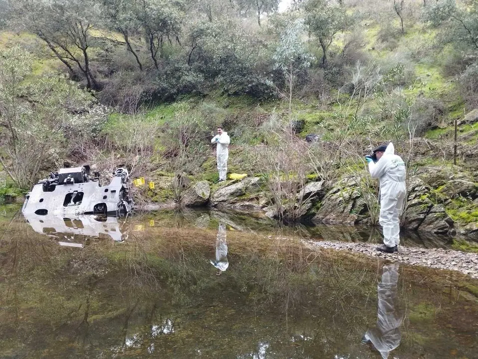 Agentes de la Guardia Civil fotograf&iacute;an y toman evidencias de una pieza hallada en una arroyo en la zona del accidente ferroviario en Adamuz (C&oacute;rdoba)