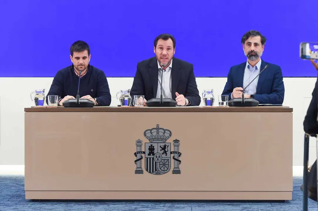 El ministro de Transportes y Movilidad Sostenible, &Oacute;scar Puente (c), junto al director de Tr&aacute;fico de Adif, &Aacute;ngel Garc&iacute;a de la Bandera (d), y al director de Operaciones de Renfe, Jos&eacute; Alfonso G&aacute;lvez (i).
