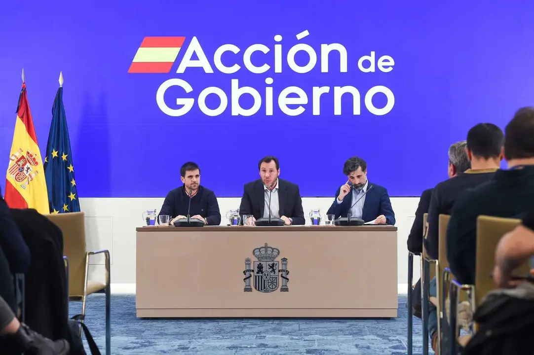 El ministro de Transportes y Movilidad Sostenible, &Oacute;scar Puente (c), junto al director de Tr&aacute;fico de Adif, &Aacute;ngel Garc&iacute;a de la Bandera (d), y al director de Operaciones de Renfe, Jos&eacute; Alfonso G&aacute;lvez (i).