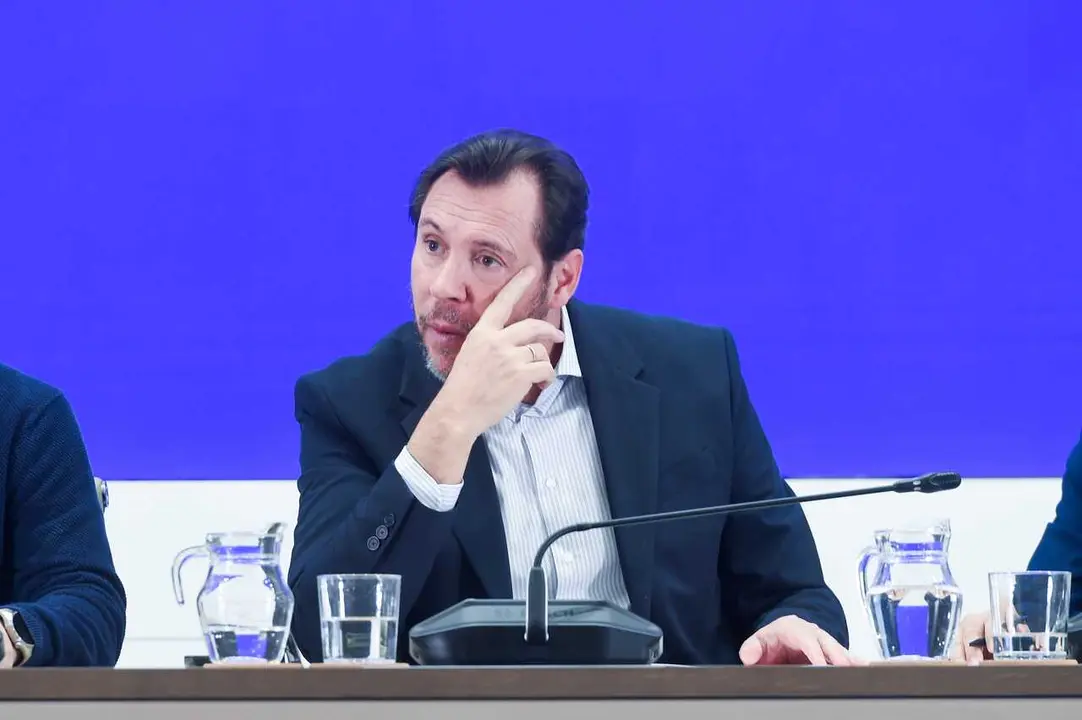 El ministro de Transportes y Movilidad Sostenible, &Oacute;scar Puente, junto al director de Tr&aacute;fico de Adif, &Aacute;ngel Garc&iacute;a de la Bandera, y al director de Operaciones de Renfe, Jos&eacute; Alfonso G&aacute;lvez, durante una rueda de prensa