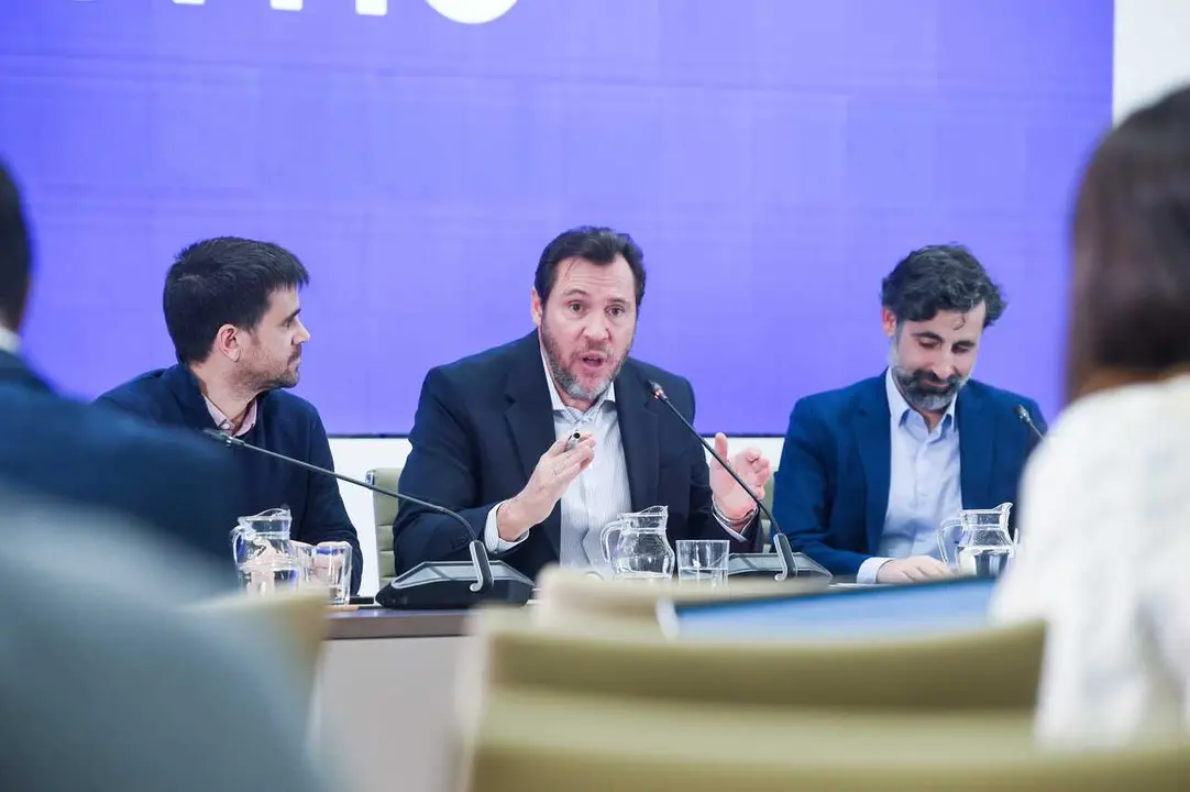 El ministro de Transportes y Movilidad Sostenible, &Oacute;scar Puente (c), junto al director de Tr&aacute;fico de Adif, &Aacute;ngel Garc&iacute;a de la Bandera (d), y al director de Operaciones de Renfe, Jos&eacute; Alfonso G&aacute;lvez (i)