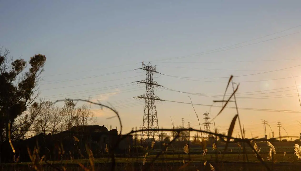  Archivo - Un poste el&eacute;ctrico, a 12 de enero del 2021, en Barcelona, Catalu&ntilde;a (Espa&ntilde;a). Seg&uacute;n los datos provisionales del Operador del Mercado Ib&eacute;rico de Energ&iacute;a (OMIE), el precio promedio de la luz para los clientes de tarifa regulada vinculados al mercad - David Zorrakino - Europa Press - Archivo 