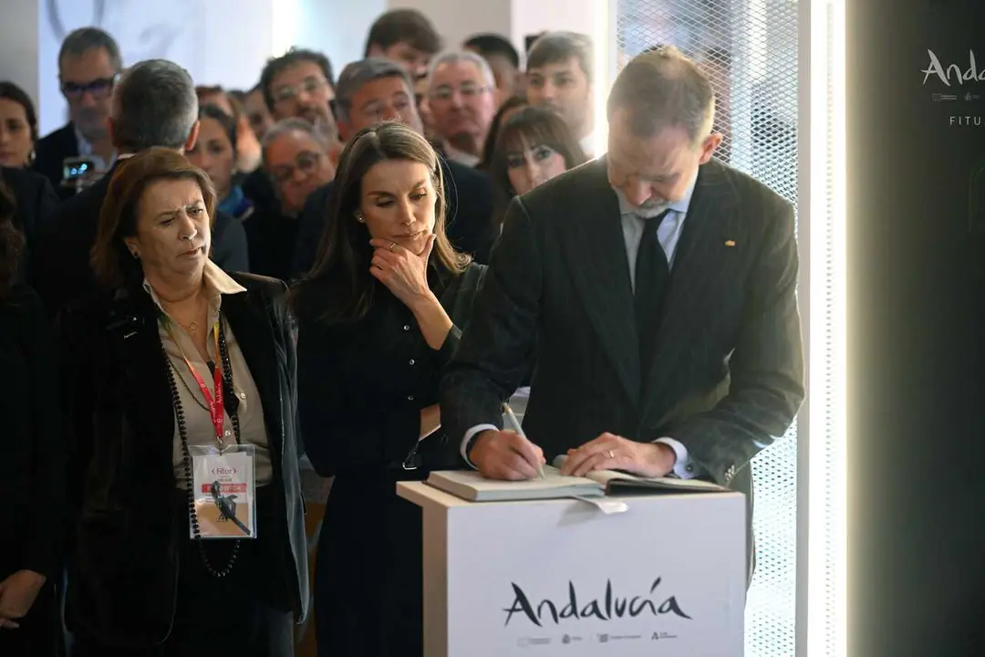 La Reina Letizia y el Rey Felipe firman en el libro de condolencias por el accidente de Adamuz durante la inauguraci&oacute;n oficial de la 46&ordf; edici&oacute;n de la Feria Internacional de Turismo (FITUR), en IFEMA Madrid, a 22 de enero de 2026, en Madrid (Espa&ntilde;a). 