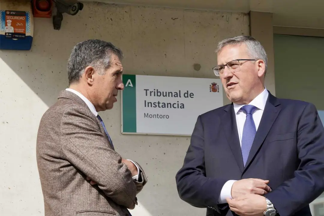 El presidente del Tribunal Superior de Justicia de Andaluc&iacute;a (TSJA), Lorenzo del R&iacute;o (i), y el presidente de la Audiencia Provincial de C&oacute;rdoba, Miguel &Aacute;ngel Parejo (d), visitan los Juzgados de Montoro (C&oacute;rdoba) por el siniestro de Adamuz.