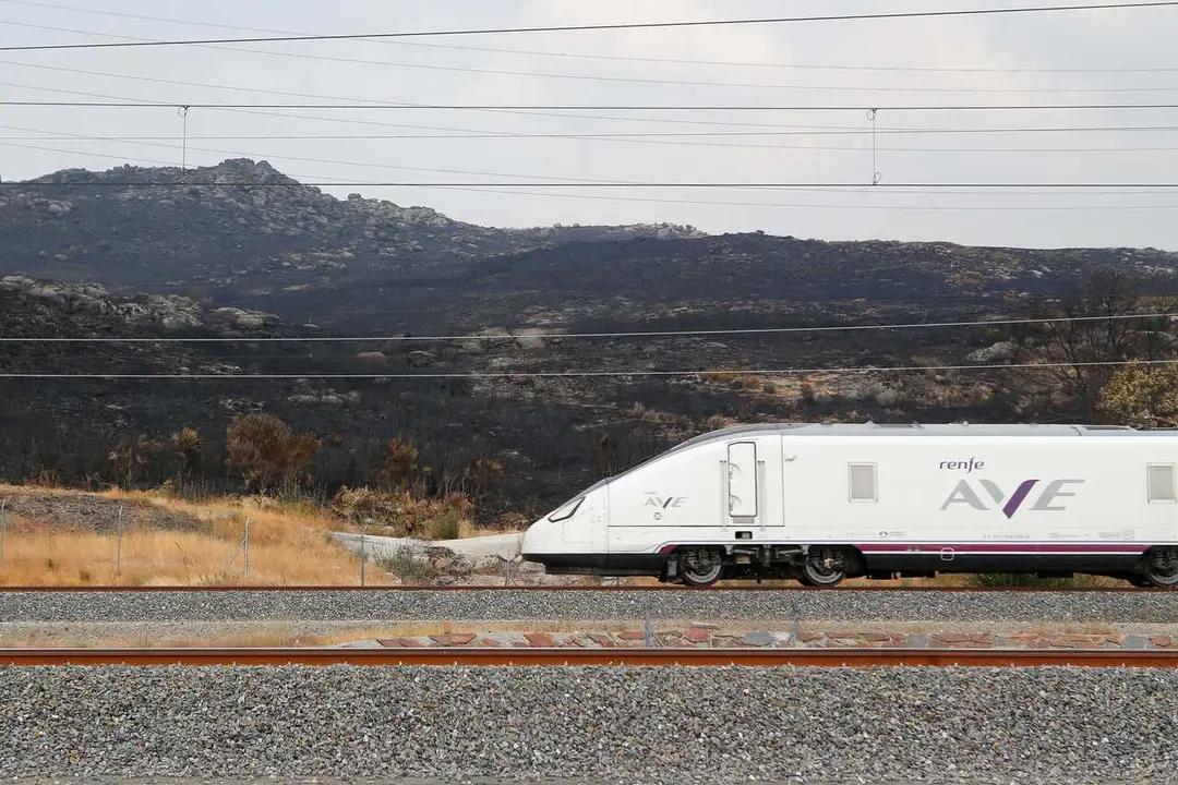 Archivo - Un tren de la l&iacute;nea AVE Madrid-Galicia a su paso por una zona quemada por los incendios, a 21 de agosto de 2025, en A Gudi&ntilde;a, Ourense, Galicia (Espa&ntilde;a). Los trenes habituales en la l&iacute;nea de alta velocidad Madrid-Galicia circulan desde hoy con no