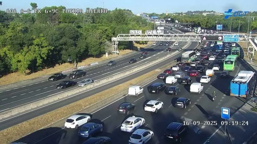 Archivo - Accidente en el carril Bus-VAO complica la entrada por la A-6.