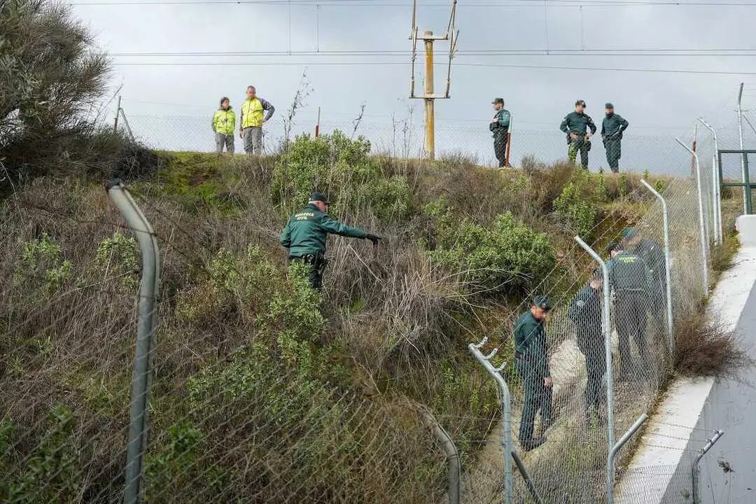  Agentes de la Guardia Civil durante la b&uacute;squeda para localizar a dos personas que viajaban en los trenes accidentados. A 22 de enero de 2026, Adamuz, C&oacute;rdoba (Andaluc&iacute;a, Espa&ntilde;a). 