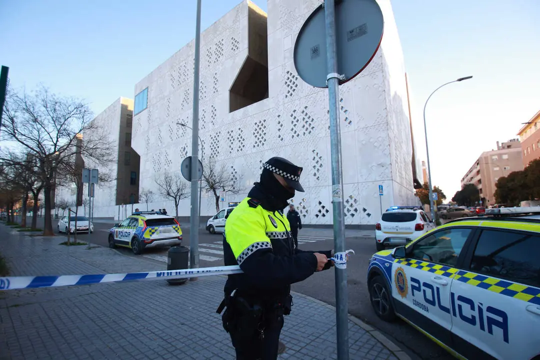 La Polic&iacute;a Local acordon&oacute; el entorno de la Ciudad de la Justicia de C&oacute;rdoba, donde se ubica el Instituto de Medicina Legal, ante la llegada de los cuerpos de las v&iacute;ctimas del accidente ferroviario de Adamuz.