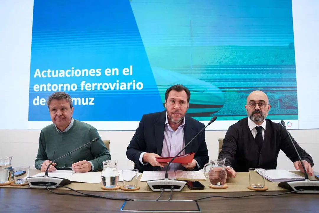 El ministro de Transportes y Movilidad Sostenible, &Oacute;scar Puente (c), atiende a los medios en una rueda de prensa, en la sede del Ministerio de Transportes, a 23 de enero de 2026, en Madrid