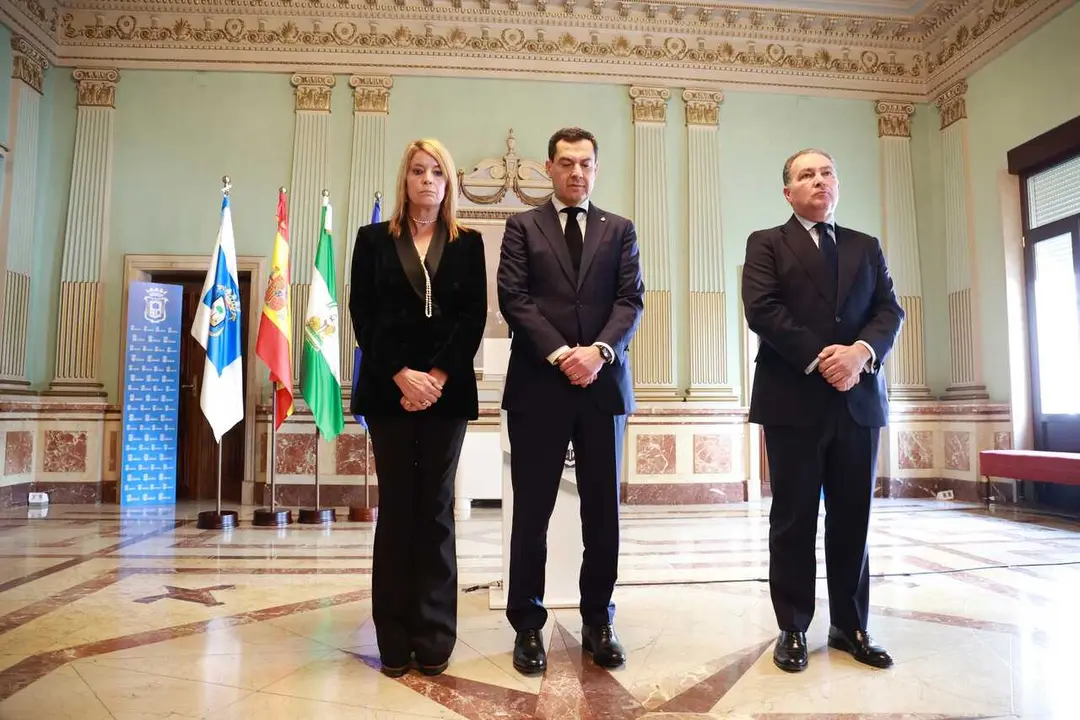 El presidente de la Junta de Andaluc&iacute;a, Juanma Moreno (c), junto a la alcaldesa de Huelva, Pilar Miranda, guardan un minuto de silencio al inicio del acto de la declaraci&oacute;n institucional en apoyo a las v&iacute;ctimas y familias del accidente ferroviario de Adam