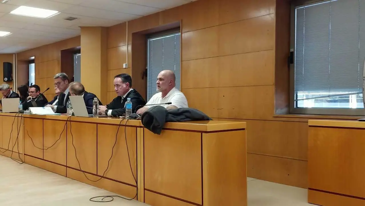 Acusados y sus abogados en el juicio de la primera pieza del 'caso Mediador', con Marco Antonio Navarro en primer t&eacute;rmino