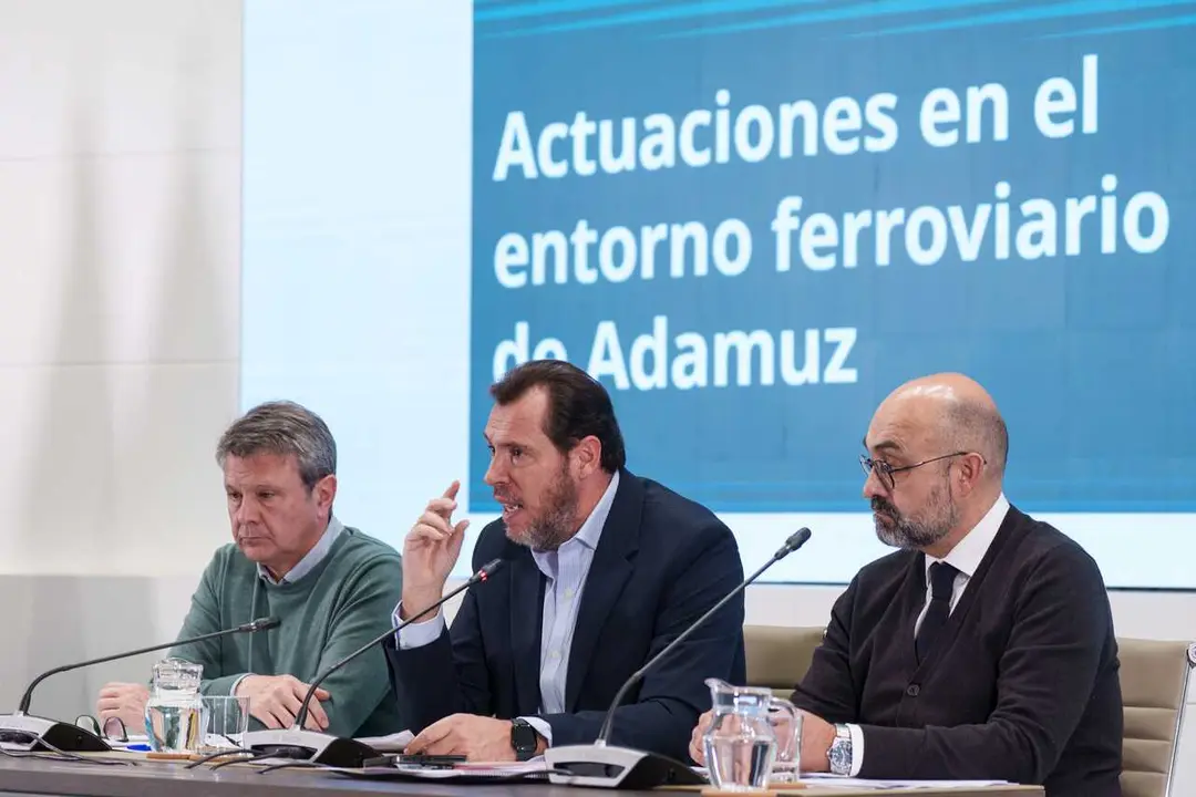 El ministro de Transportes y Movilidad Sostenible, &Oacute;scar Puente (c), acompa&ntilde;ado del secretario de Estado de Transportes y Movilidad Sostenible, Jos&eacute; Antonio Santano Clavero (i), y el presidente de Adif, Luis Pedro Marco de la Pe&ntilde;a (d),  atiende a los medi
