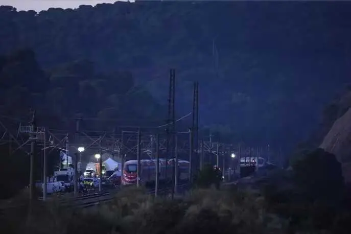 Zona del siniestro ferroviario donde permanecen los trenes accidentados mientras contin&uacute;an las labores de recuperaci&oacute;n y retirada de los convoyes. JOAQU&Iacute;N CORCHERO / EUROPA PRESS / CONTACTOPHOTO