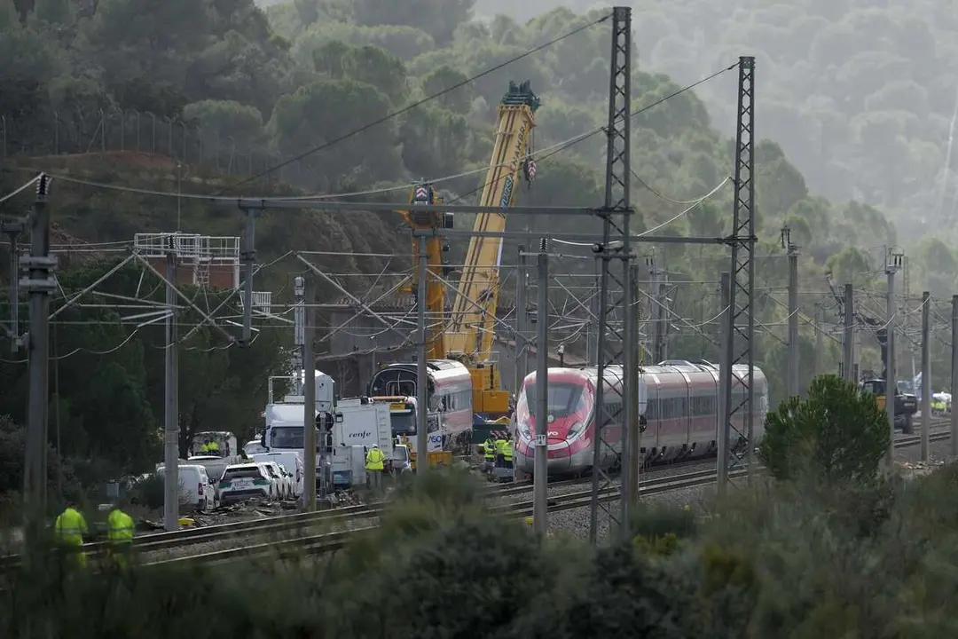 Imagen de la zona afectada por el accidente ferroviario, donde una vez recuperado los convoyes de trenes, se contin&uacute;an con las labores de limpieza y retirada de restos.