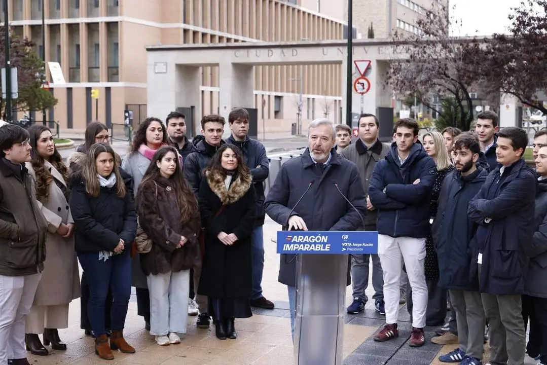 El candidato a la reelecci&oacute;n a la Presidencia del Gobierno de Arag&oacute;n, Jorge Azc&oacute;n, ha ofrecido una rueda de prensa al lado del campus de San Francisco de la Universidad de Zaragoza.