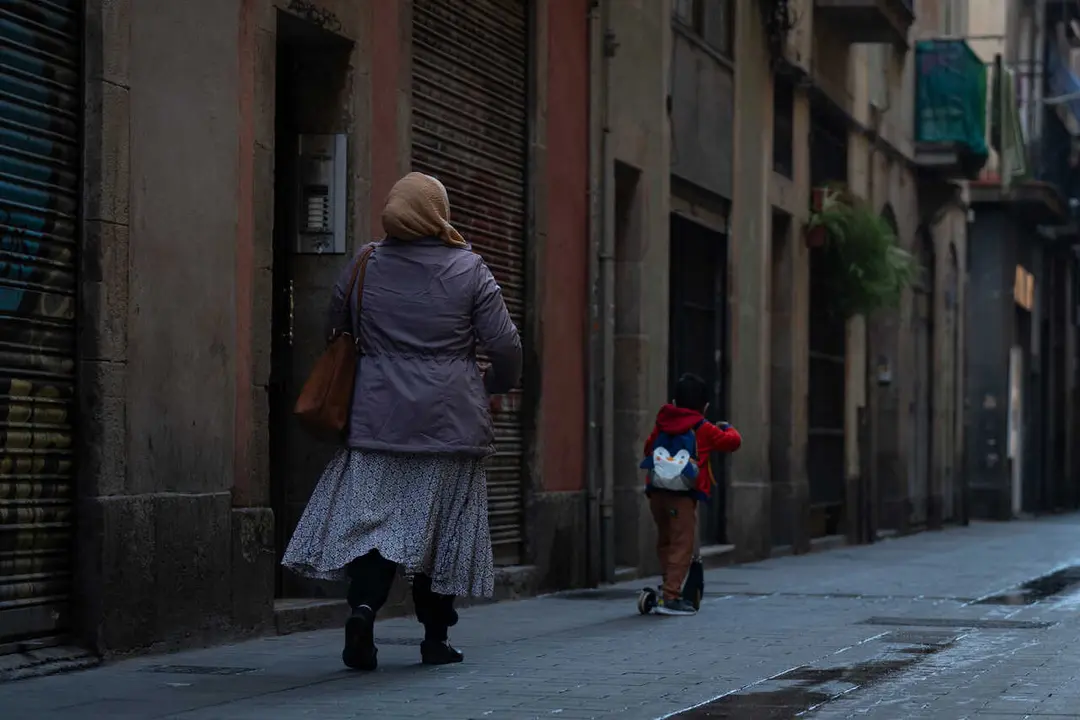Archivo - Una mujer camina por una calle c&eacute;ntrica, a 24 de enero de 2024, en Barcelona, Catalunya (Espa&ntilde;a). 