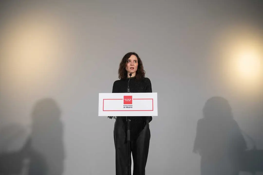 La  presidenta de la Comunidad de Madrid, Isabel D&iacute;az Ayuso (d), interviene durante la apertura de la exposici&oacute;n Des-caradas. Mujeres hist&oacute;ricas vistas con los ojos de hoy, a 15 de enero de 2026, en Madrid (Espa&ntilde;a). La exposici&oacute;n abarca la obra de la pint