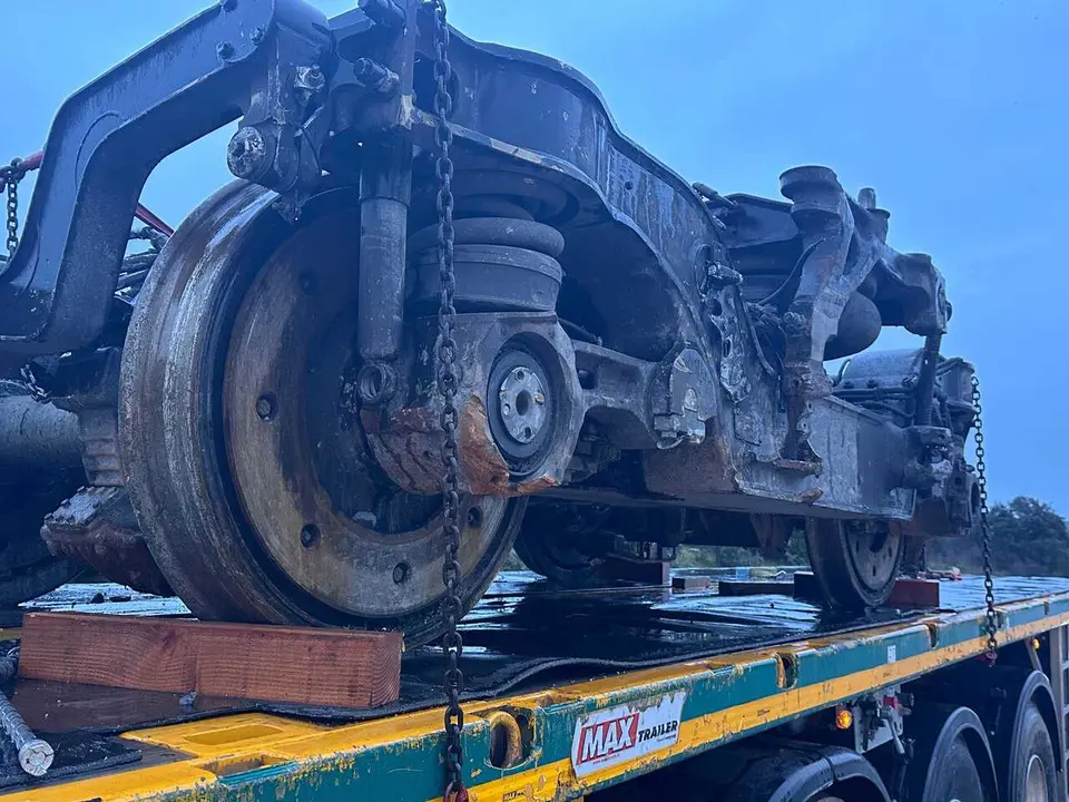El 'bogie' del coche n&uacute;mero ocho del tren Iryo accidentado en Adamuz es transportado en un cami&oacute;n, a 23 de enero de 2026, en Adamuz, C&oacute;rdoba, Andaluc&iacute;a (Espa&ntilde;a). Los trabajos en la zona del accidente ferroviario en Adamuz (C&oacute;rdoba) contin&uacute;an hoy centrados