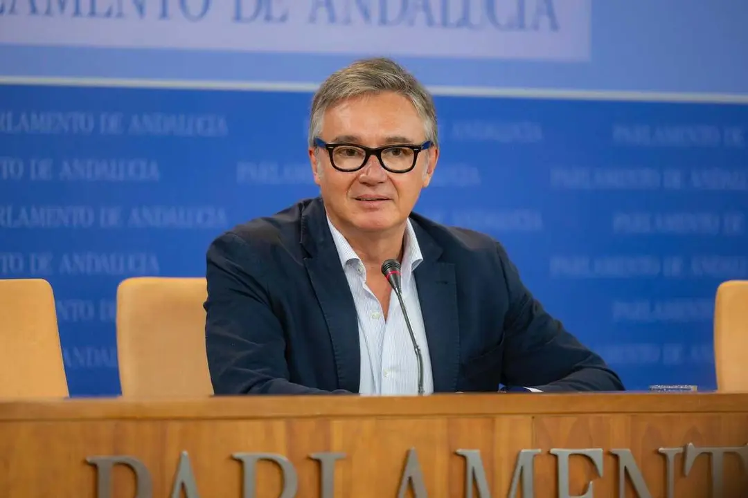 El portavoz andaluz de VOX, Manuel Gavira, reprocha al PP priorizar la subida salarial de Juanma Moreno frente al esclarecimiento del accidente de Adamuz.