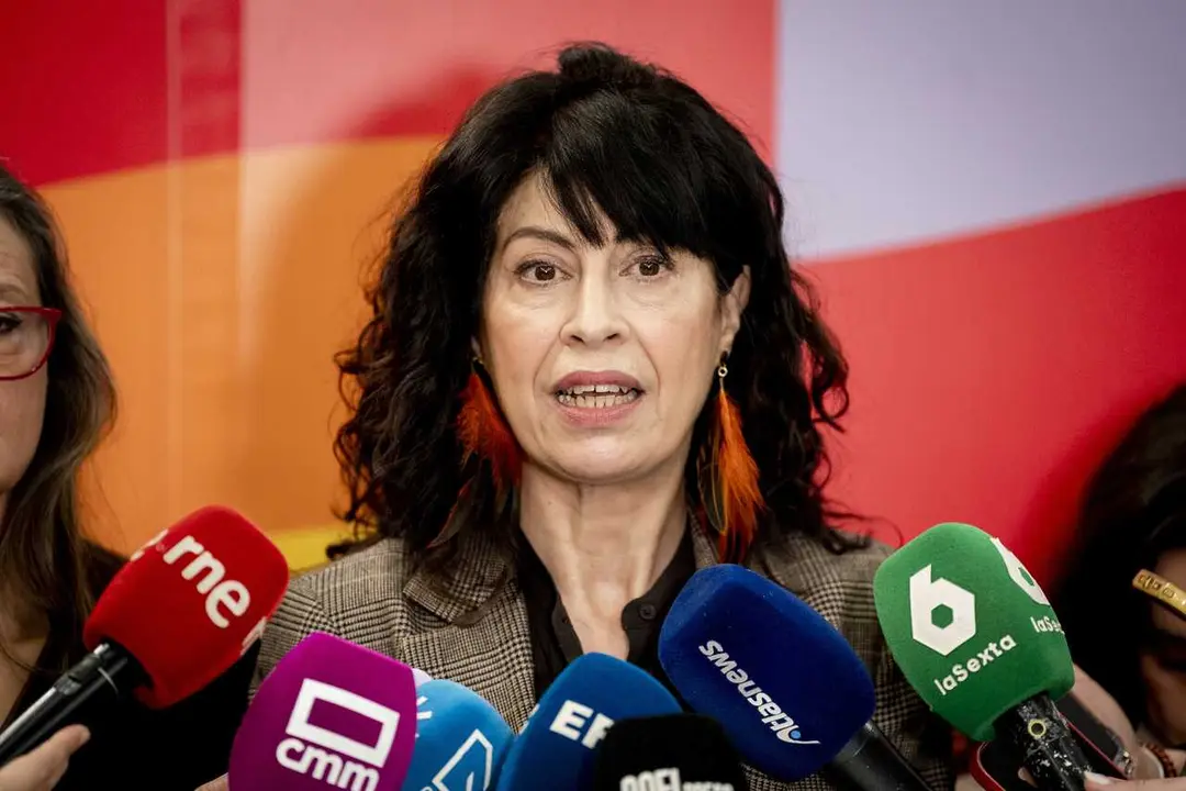 La ministra de Igualdad, Ana Redondo, atiende a los medios antes de presidir el Comit&eacute; de Crisis del Ministerio de Igualdad, a 8 de enero de 2026, en Madrid (Espa&ntilde;a). 