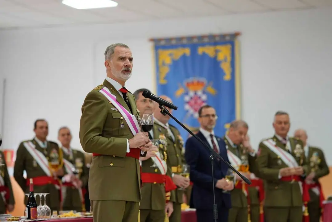 El Rey Felipe VI en el vino de honor tras presidir este s&aacute;bado la jura de bandera de soldados en el Centro de Formaci&oacute;n de Tropa de C&aacute;ceres