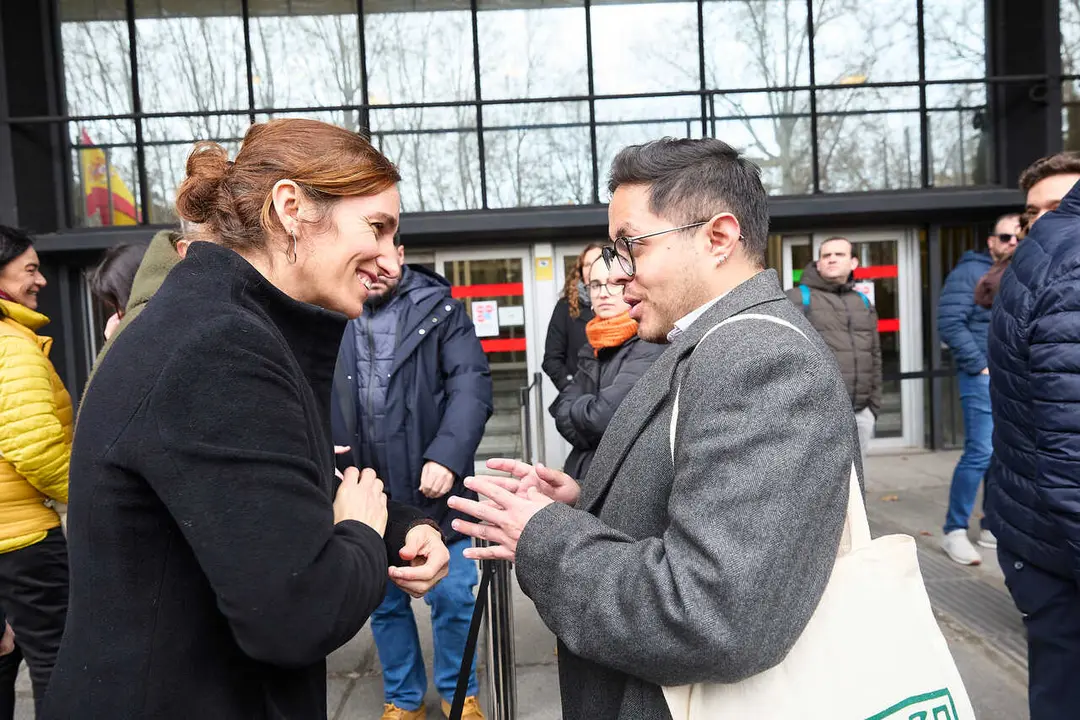 La ministra de Sanidad, M&oacute;nica Garc&iacute;a (I), atiende a los medios de comunicaci&oacute;n con motivo de las pruebas de Formaci&oacute;n Sanitaria Especializada, en el exterior del Ministerio de Sanidad