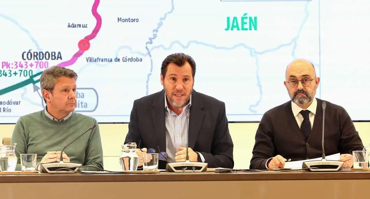   &Oacute;scar Puente comparece para detallar las obras, revisiones e inspecciones realizadas en el tramo de v&iacute;a de Adamuz tras su renovaci&oacute;n en 2025 y reafirmar la seguridad de la red ferroviaria.  