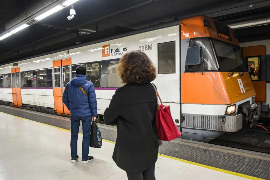 Viajeros cogen un tren de rodalies, en la estaci&oacute;n de Sants, a 23 de enero de 2026, en Barcelona, Catalunya (Espa&ntilde;a). 