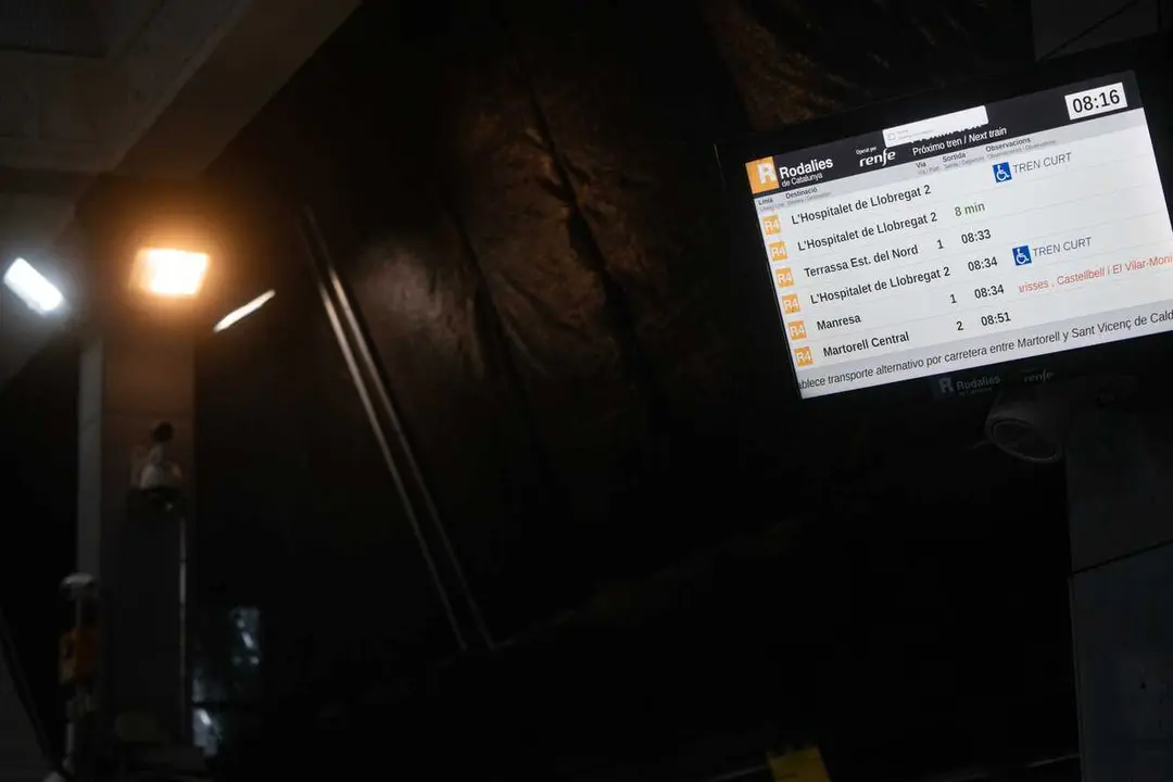 Paneles informativos en la Estaci&oacute;n de Fabra i Puig el viernes