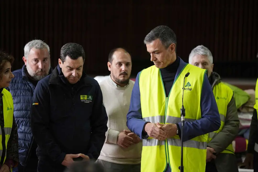 El presidente del Gobierno, Pedro S&aacute;nchez, atiende a los medios antes de trasladarse al lugar del accidente. A 19 de enero de 2026, en Adamuz, C&oacute;rdoba (Andaluc&iacute;a, Espa&ntilde;a). 