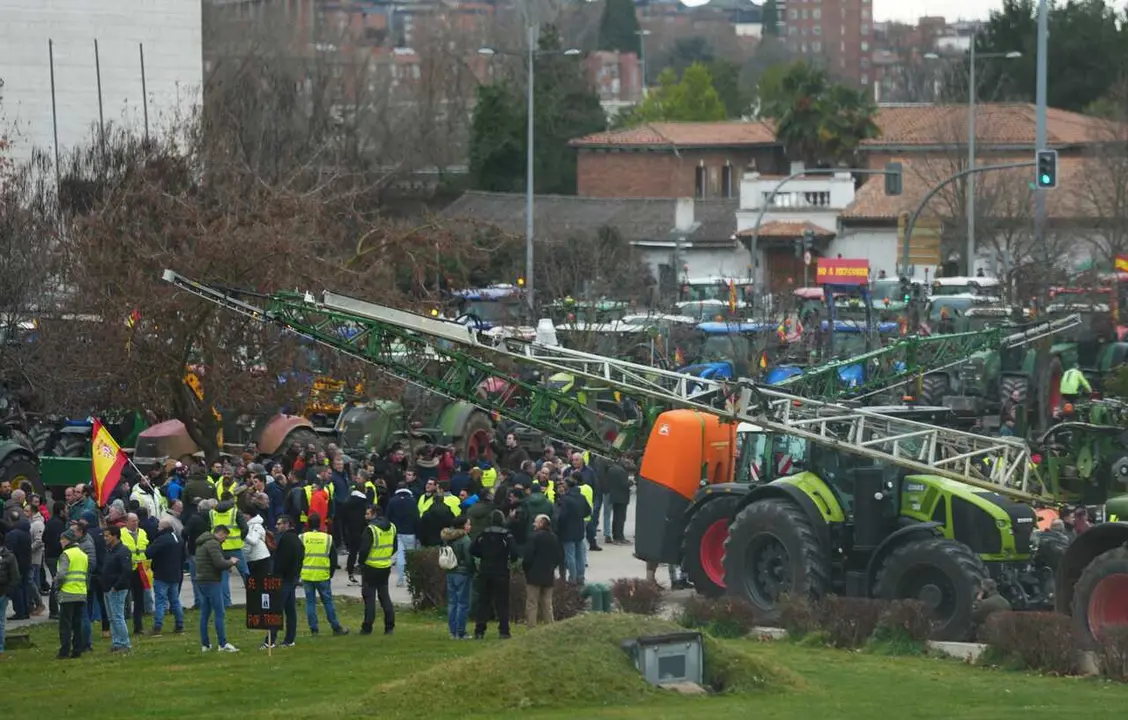 Decenas de agricultores y ganaderos con tractores se concentran frente a las Cortes de Castilla y Le&oacute;n