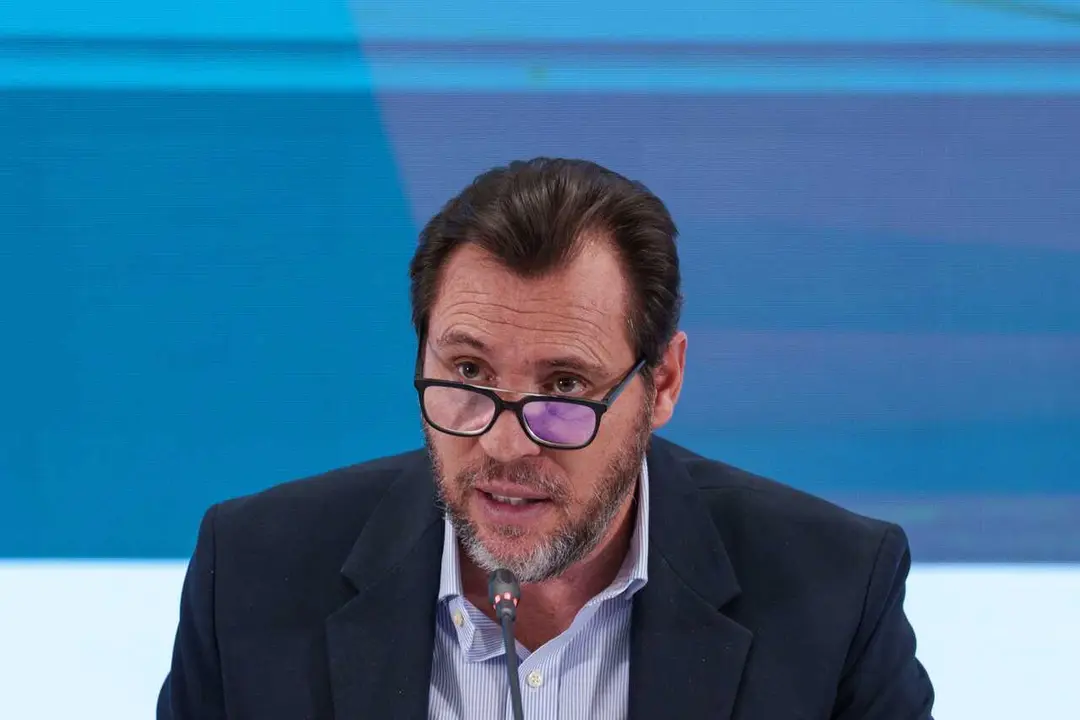 El ministro de Transportes y Movilidad Sostenible, &Oacute;scar Puente, atiende a los medios en una rueda de prensa, en la sede del Ministerio de Transportes, a 23 de enero de 2026, en Madrid (Espa&ntilde;a). 
