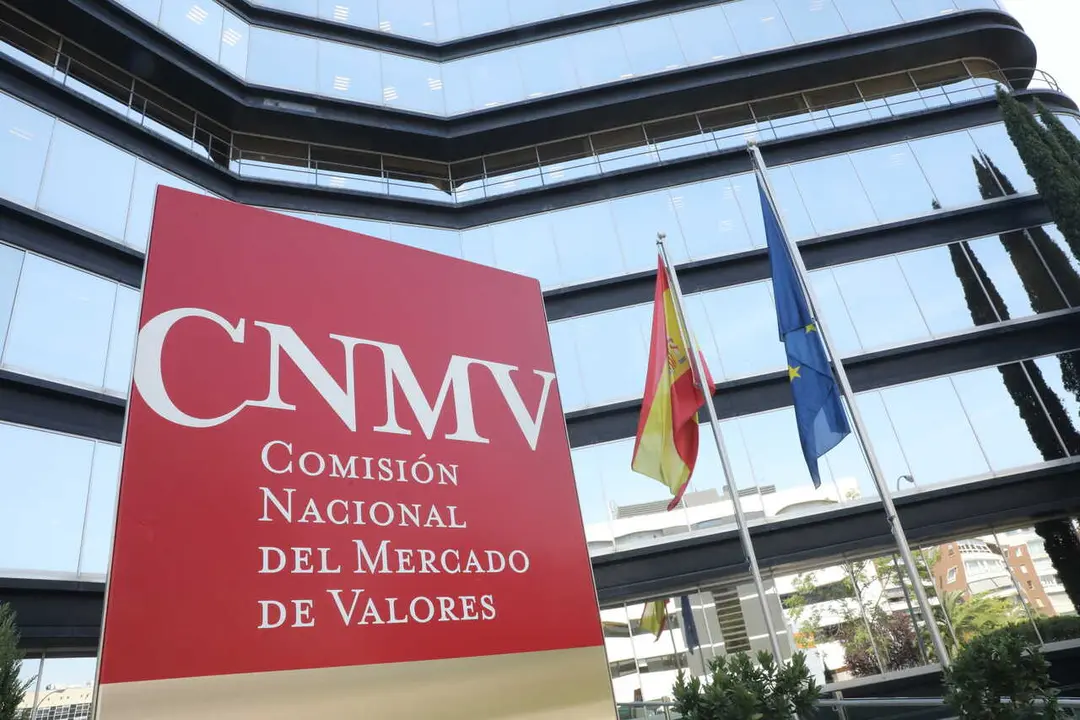 Archivo - Cartel a la entrada del edificio de la Comisi&oacute;n Nacional del Mercado de Valores (CNMV) en Madrid.