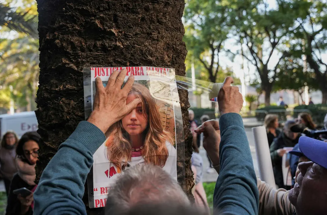 Archivo - Pegada de un cartel con una foto de Marta del Castillo durante la concentraci&oacute;n ante los juzgados por el 15 aniversario del asesinato de Marta del Castillo. A 24 de enero de 2024, en Sevilla (Andaluc&iacute;a, Espa&ntilde;a). 