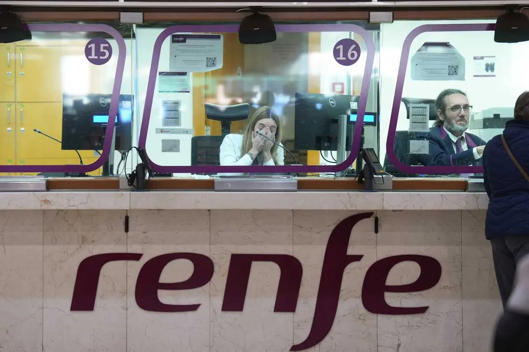 Trabajadores de Renfe en la Estaci&oacute;n de Sants, a 26 de enero de 2026, en Barcelona