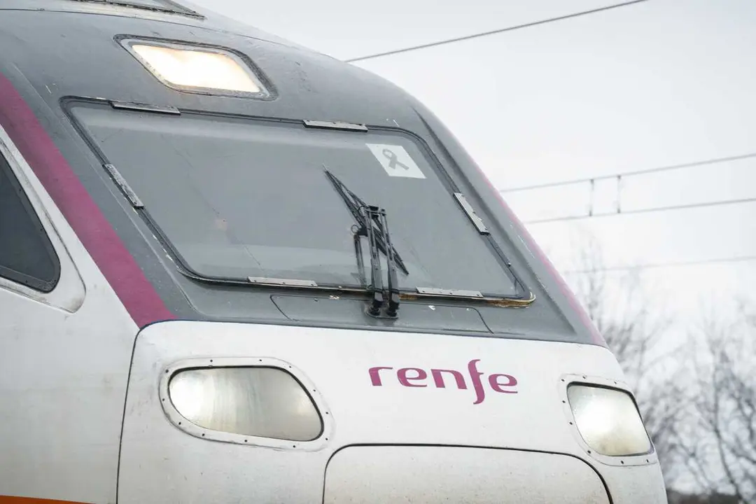 Im&aacute;genes de un tren de Renfe, con un cartel con cresp&oacute;n negro por las v&iacute;ctimas en accidente ferroviario, a su paso por las v&iacute;as cerca de Almod&oacute;var del R&iacute;o, a 26 de enero de 2026 en C&oacute;rdoba (Andaluc&iacute;a, Espa&ntilde;a).