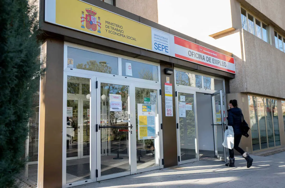 Archivo - Una joven entrando en una oficina de empleo  