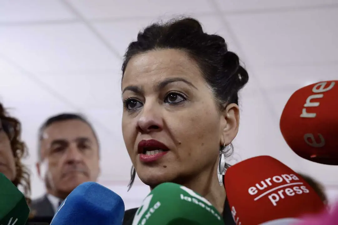 La ministra de Juventud e Infancia, Sira Rego, atiende a los medios antes de participar en el acto 'Juventud en marcha: desbloqueando el futuro' organizado por CCOO Andaluc&iacute;a en M&aacute;laga. A 16 de enero de 2026, en M&aacute;laga (Andaluc&iacute;a, Espa&ntilde;a). El acto 'Juvent