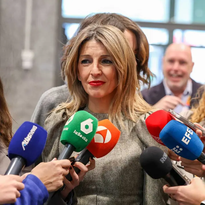 La vicepresidenta segunda y ministra de Trabajo y Econom&iacute;a Social, Yolanda D&iacute;az, atiende a los medios de comunicaci&oacute;n tras el debate 'Presente y futuro del trabajo en el turismo' durante FITUR 2026, en IFEMA, a 23 de enero de 2026, en Madrid (Espa&ntilde;a). La 