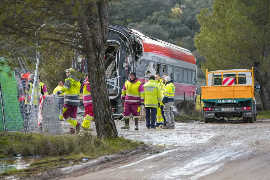 Trabajadores realizan tareas de retirada de los vagores en el punto de las v&iacute;as donde tuvo lugar el accidente de trenes de Adamuz, a 24 de enero de 2026 en Adamuz (C&oacute;rdoba, Andaluc&iacute;a).   Los trabajos en la zona del accidente ferroviario ocurrido el pasado