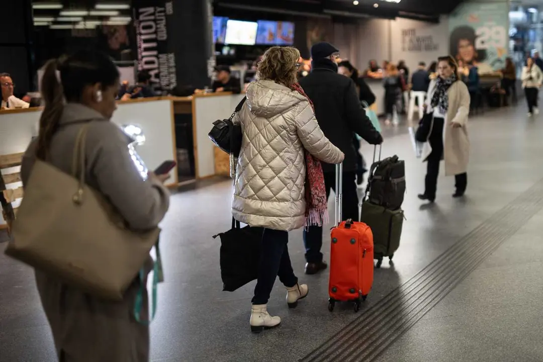 Archivo - Varias personas con maletas en la estaci&oacute;n de Atocha-Almudena Grandes, a 26 de marzo de 2025, en Madrid (Espa&ntilde;a). 