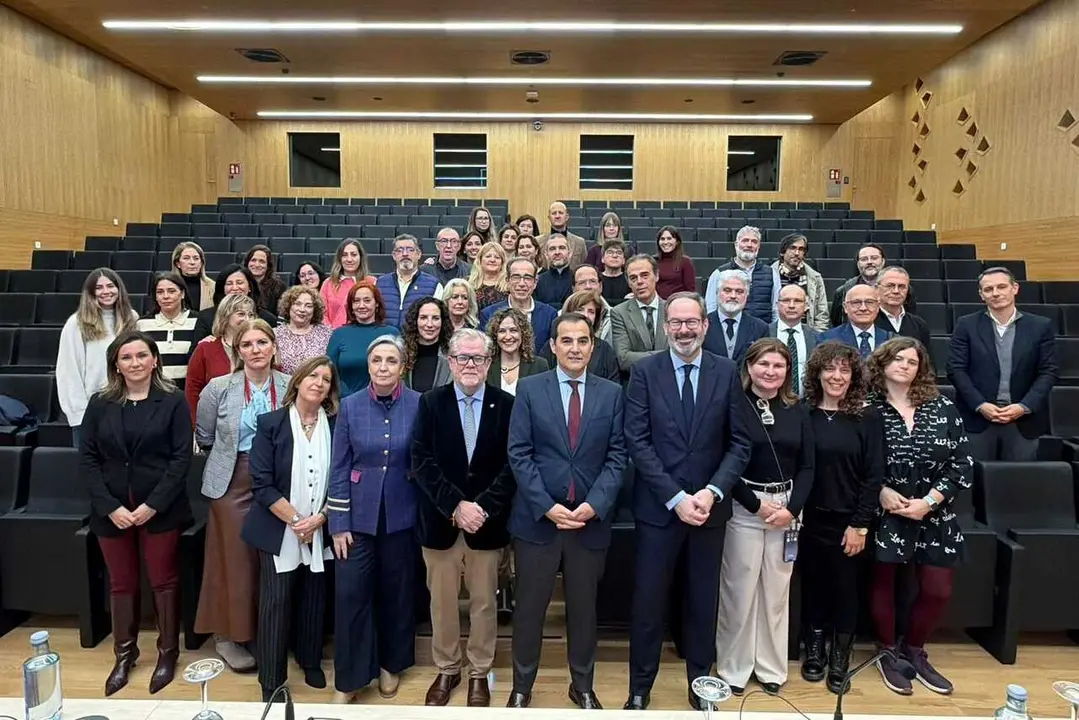 Nieto (centro), en una foto de familia con otros responsables de la Junta y de servicios que han intervenidos en el siniestro de Adamuz.